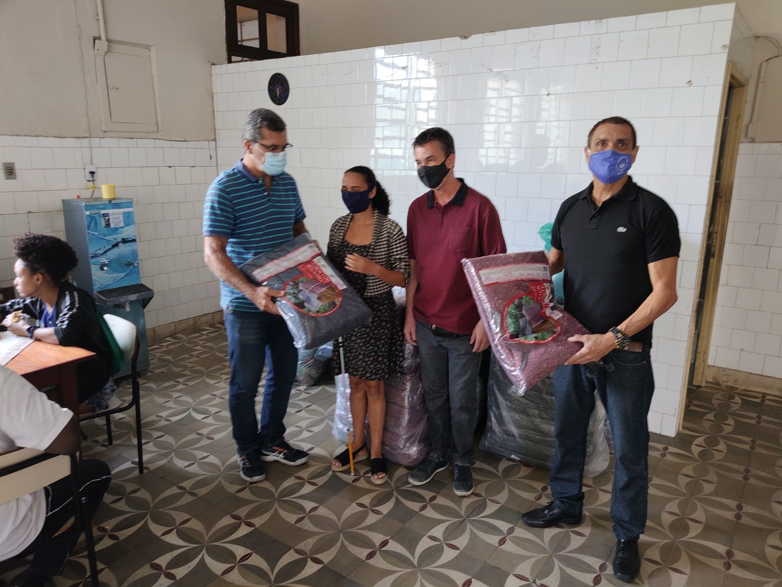 ACIC entrega cobertores e agasalhos no Educandário São José Operário