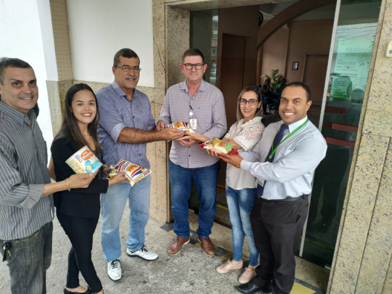 ACIC e Sicredi entregam alimentos na Santa Casa