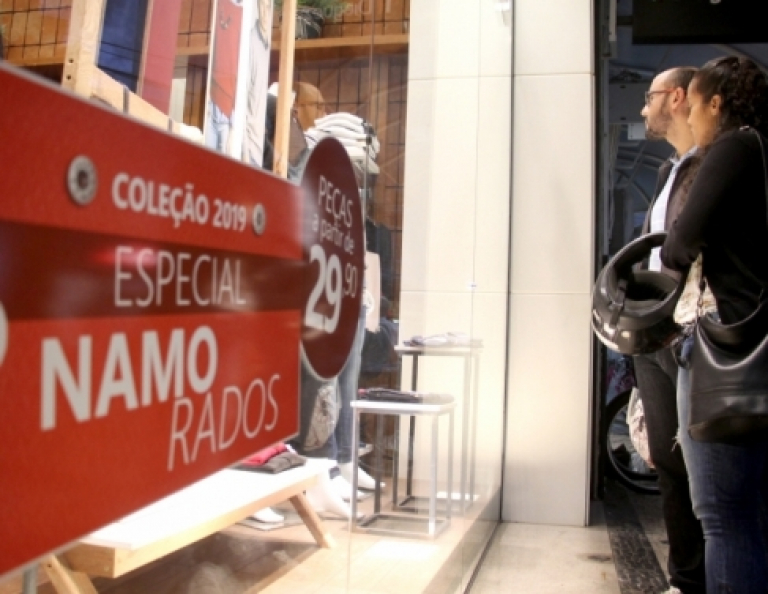 Comércio lojista aposta no Dia dos Namorados