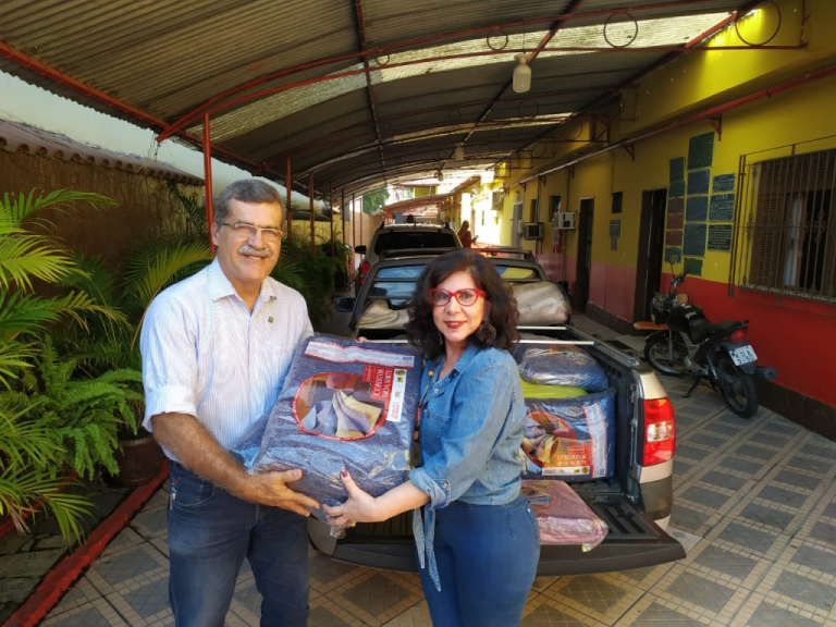 Acic entrega cobertores a Casa Irmãos da Solidariedade