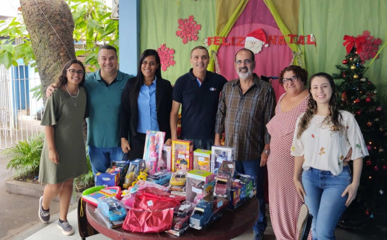 ACIC entrega  brinquedos para crianças e adolescentes do  Acolhimento Lara