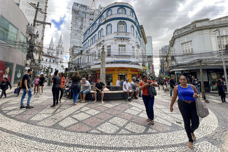 Informação do SINDIVAREJO: comércio de Campos poderá abrir no dia 20, SEM a presença dos funcionários, alerta ACIC 