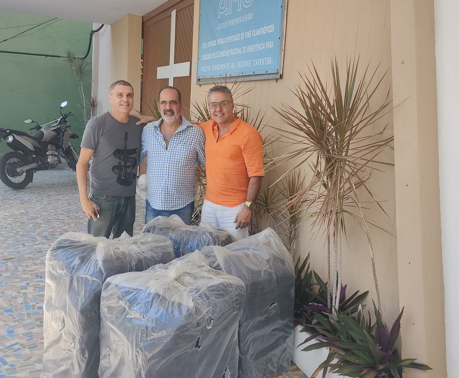 ACIC entrega cobertores ao Asilo Monsenhor Severino